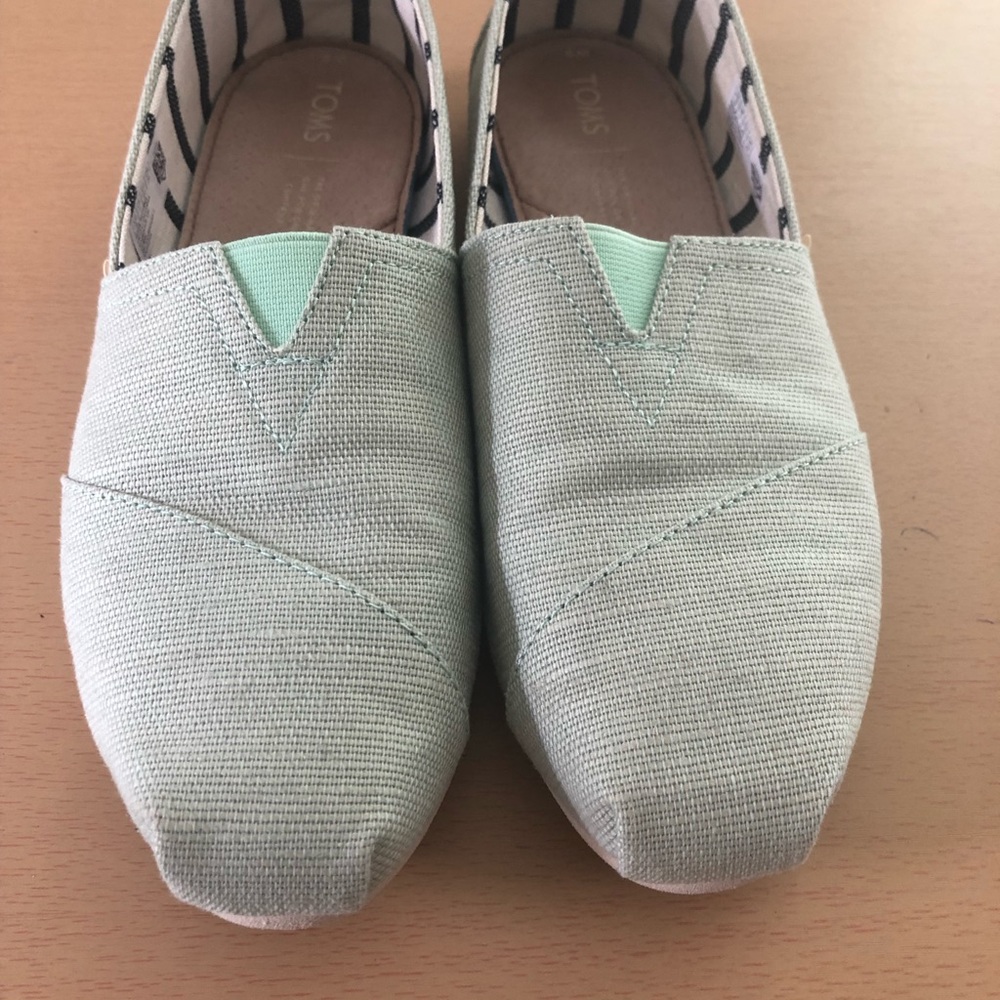 Mint Green Toms Size 9. Worn inside once. Excellent Near Perfect Condition.
